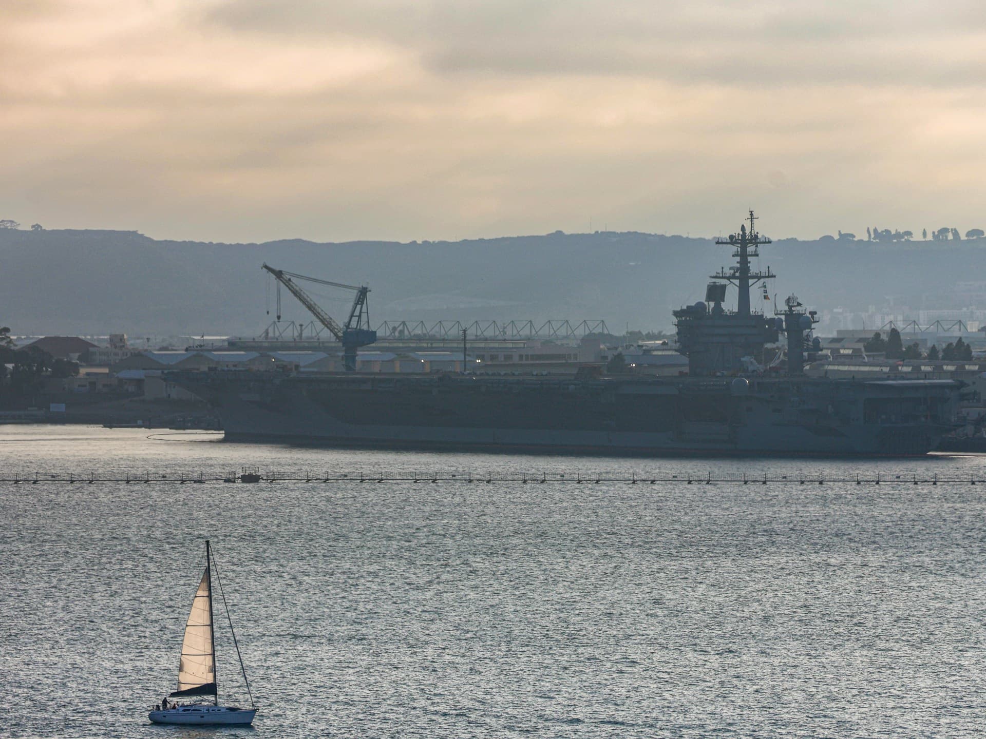 التناقض الأمريكي: دعوات للحوار مع إيران وحشد عسكري متزايد
