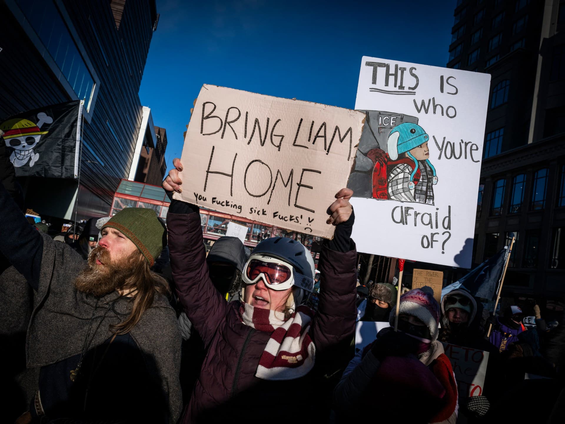 احتجاجات واسعة في مينيسوتا ضد اعتقال طفل في حملة ترمب