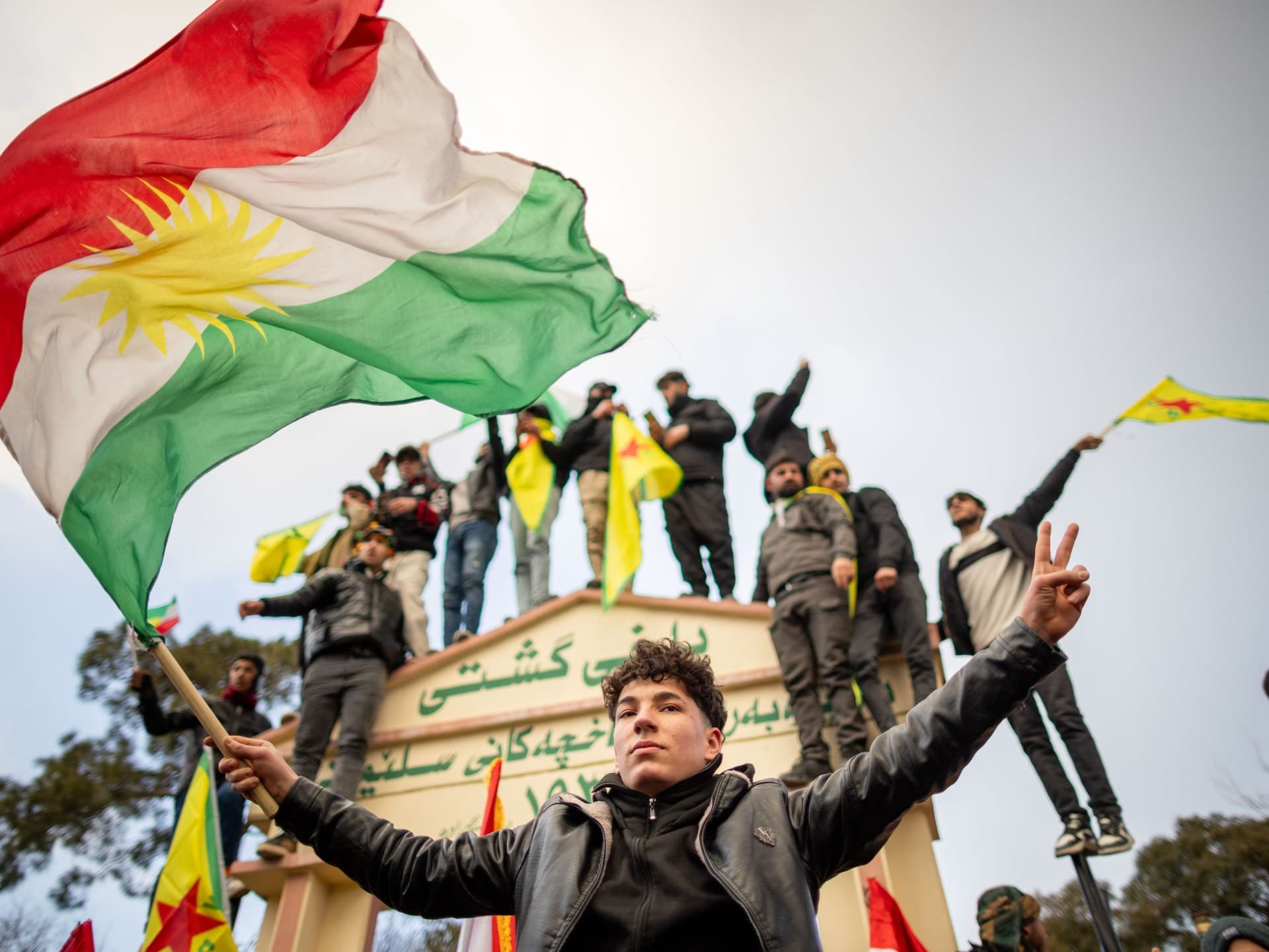 فصائل كردية إيرانية تستعد لهجوم بري بدعم استخباراتي غربي