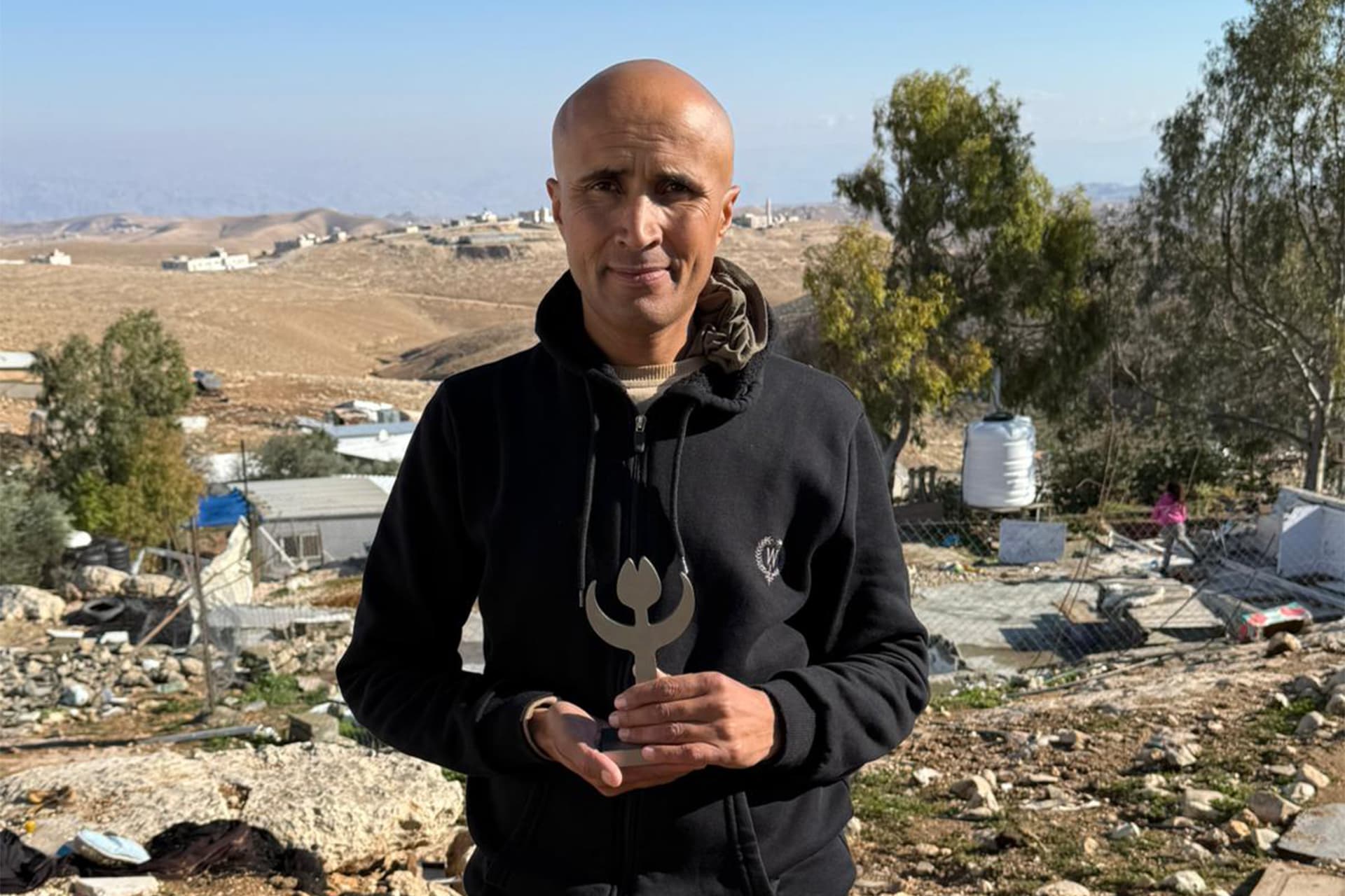 ناشط فلسطيني يحصد جائزة التوليب الهولندية لتوثيق انتهاكات الاحتلال