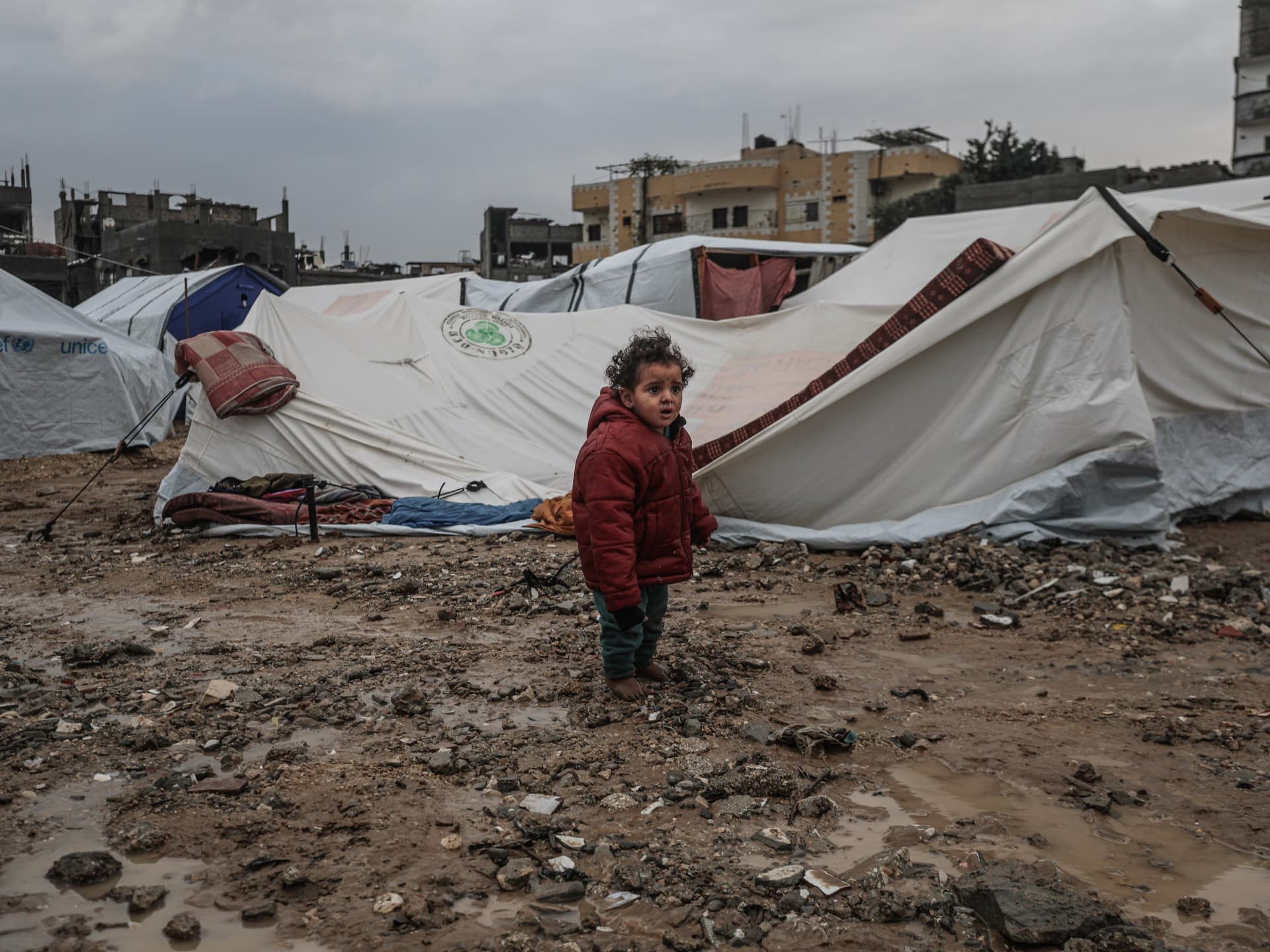 غزة تحت المطر: فصل جديد من المأساة الإنسانية